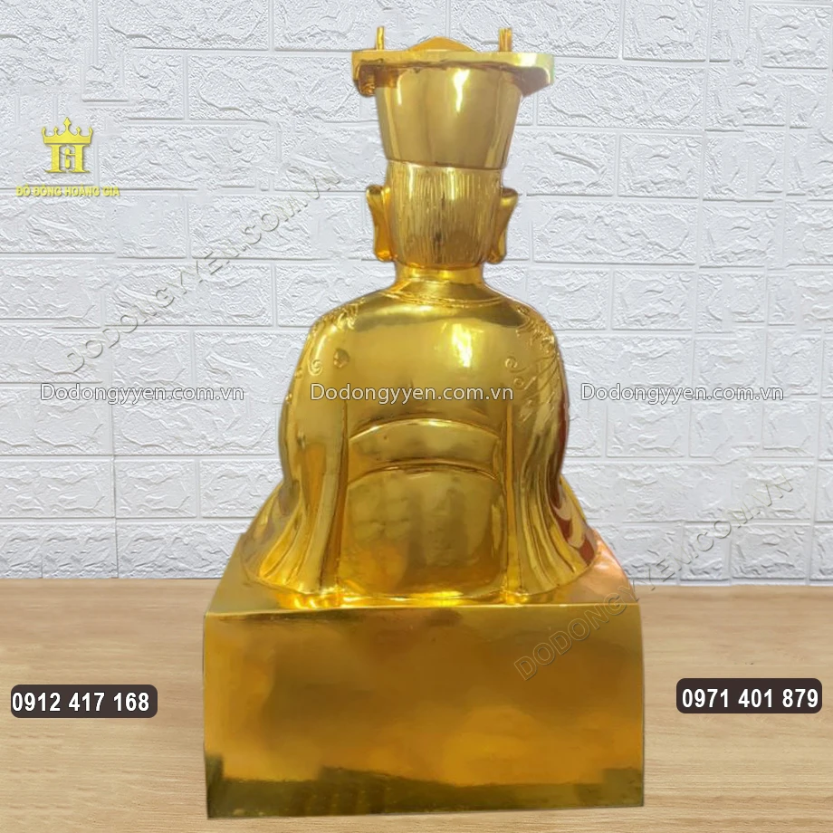 H&igrave;nh ảnh ph&iacute;a sau của bức tượng đồng